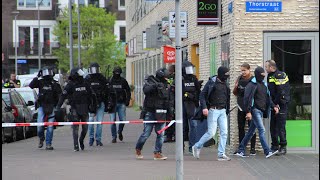 ArrestatieTeam AT valt winkel binnen voor vuurwapen gevaarlijke man [upl. by Hekking]