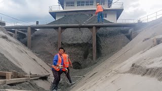 Continue part 3 barge unloading 4280 tons of phosphate rock  Vlog of work on barge [upl. by Eelta]