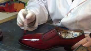 Comment patiner des chaussures en cuir  Etape teinture [upl. by Ahsoik207]