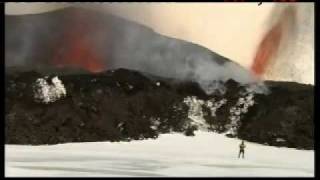 800 personas evacuadas en Islandia tras la erupción de un volcán [upl. by Romeo228]