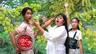 កន្ទូតបុកអំបិលម្ទេស Eating fruit With Chili Salt ក្រុមខ្ចៅគាថា បង្គួយព្រៃ [upl. by Eimac176]