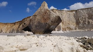 Normandie  Steilküste  Bunker stürzt 30m tief und macht Explosionsauswirkung sichtbar [upl. by Kcirted]