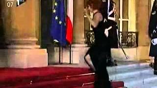 Mylène Farmer tombe dans les escaliers de lElysée [upl. by Asilahs436]