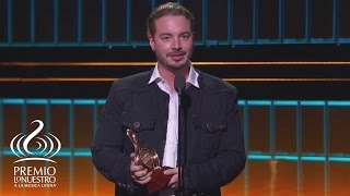 J Balvin lanza un discurso de igualdad al recibir el premio al Artista del Año [upl. by Missy138]