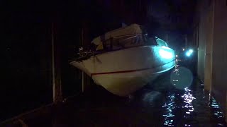 Venezia acqua alta imbarcazioni e gondole incastrate tra i palazzi [upl. by Bordiuk683]