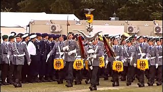 Regimentsgruß vor dem Reichstag Musikkorps der BundeswehrWachbataillon BMVg Feierliches Gelöbnis [upl. by Marmion]