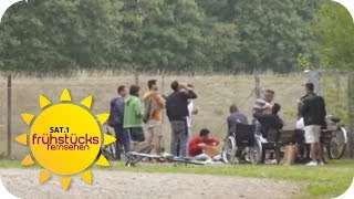 1300 Flüchtlinge im Dorf Anwohner sind genervt  SAT1 Frühstücksfernsehen  TV [upl. by Suivatra]