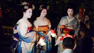 秋の京都、外国人観光客に大人気！夜の祇園で美しい舞妓さんたちの行列！海外の反応 [upl. by Aicnom920]