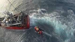 Impresionante rescate en el Mar Argentino Aeroevacuamos a un tripulante de un pesquero [upl. by Annoda426]