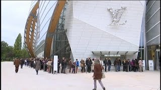 La fondation Louis Vuitton ouvre ses portes au public [upl. by Tito554]