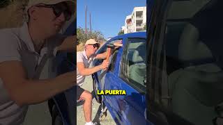 ¡Salvaron a este perro de la muerte en ese coche 🐕😱 [upl. by Adnavoj]