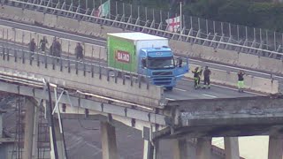 Genova crollo ponte Morandi la rimozione del camion simbolo del disastro [upl. by Naol]