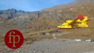 Les Canadairs italiens frôlent des pêcheurs au lac du Montcenis [upl. by Pearman]