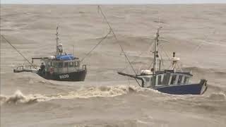 Video increible 2 barcos de pesca en mares extremadamente agitados [upl. by Aztiley]