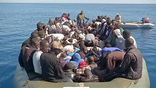 Plus de 200 000 migrants ont tenté de traverser la Méditerranée cette année [upl. by Anigriv]