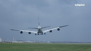 Vliegtuigen landen op stormachtig Schiphol [upl. by Corinne]