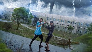 SAÍMOS NA RUA NO MEIO DE UM TORNADO  loucura [upl. by Appel691]