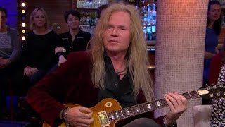 Hoe bespeel je een Gibson gitaar Adje geeft les  RTL LATE NIGHT [upl. by Ahsienel692]