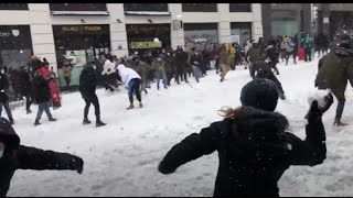 Guerra de bolas de nieve en Gran Vía  Madrid [upl. by Marillin]