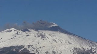 Leruzione dellEtna tra fuoco e neve [upl. by Luy188]