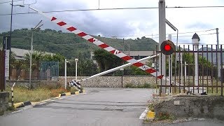 Spoorwegovergang Nocera Inferiore I  Railroad crossing  Passaggio a livello [upl. by Llerad]