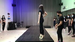 Solo  Learn catwalk  Modeling  Runway walk  How to walk [upl. by Alletnahs]