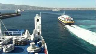 Traffico traghetti Stretto di Messina  la quotsgommataquot catamarano [upl. by Cung]