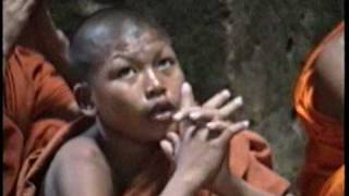 Betende MönchePraying monks in Angkor Wat [upl. by Aniar]