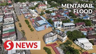 Number of flood evacuees rises to 17000 as rains continue to fall in Pahang [upl. by Azzil]