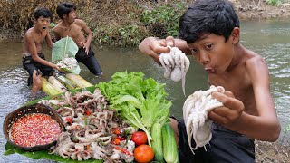 Primitive Technology  Yummy cooking octopus on a rock in the rainforest  Eating delicious [upl. by Artemas]