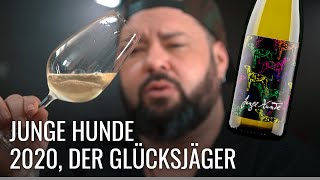 Eine Flasche Ein Tisch Ein Wine Guy  Junge Hunde Riesling trocken 2020 Der Glücksjäger [upl. by Enomar]