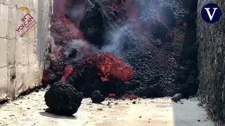 Una colada de siete metros avanza entre plataneras en La Palma [upl. by Karoly]