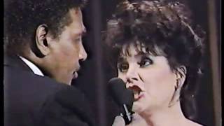 Linda Ronstadt amp Aaron Neville Dont Know Much live 1990 [upl. by Awuhsoj]