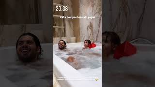 Kkk companheira do papai Tota Alice tá c sono 😁 mas luta p ficar mais tempo na banheira 🛁 do pai ✅ [upl. by Otsirc147]