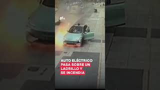 Auto eléctrico pasa sobre un ladrillo y se incendia nmas shorts autoelectrico [upl. by Sidell]