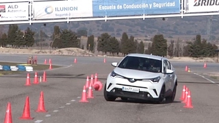 Toyota CHR Hybrid 122 CV 2017  Maniobra de esquiva moose test y eslalon  km77com [upl. by Terrena]