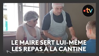 Faute de personnel le maire sert les repas luimême à la cantine scolaire [upl. by Herrick]