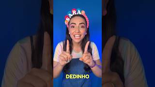 Um dedinho vira uma minhoca… musicainfantil paracrianças musica [upl. by Anyg240]