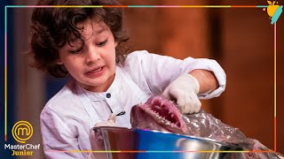 ¡NO PUEDE CON EL RAPE A Javier le toca un pescado más grande que él  MasterChef Junior 8 [upl. by Tomlinson756]