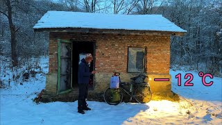 冬季騎行東北被困山頂，幸虧撿到廢棄小屋住一晚，生火取暖做飯吃 [upl. by Uchish]