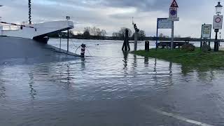 Veerdiensten uit de vaart vanwege hoge waterstanden [upl. by Vasti539]