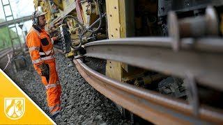 So arbeitet der 700 Meter lange Gleisumbauzug zwischen Köln und Düsseldorf [upl. by Arrik]