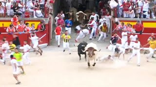 Stierhatz in Pamplona Bullen nehmen 5 Läufer auf die Hörner [upl. by Farhsa712]