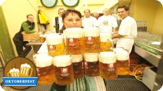 Weltrekord Frau trägt 18 Maß Bier  Oktoberfest München [upl. by Roux]