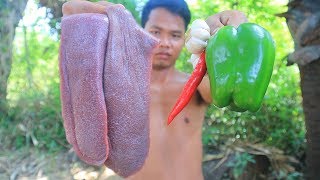 Primitive Technology Cooking Pigs Spleen on a Rock for Food  Wilderness Food [upl. by Enyaht245]