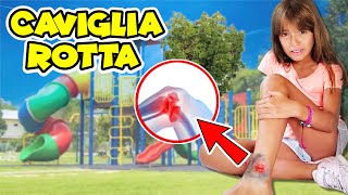 LETIZIA CADE E SI FA MALE SI ROMPE LA GAMBA MENTRE GIOCA AL PARCO GIOCHI CON PAPÀ NIKO OSPEDALE [upl. by Nilyam]