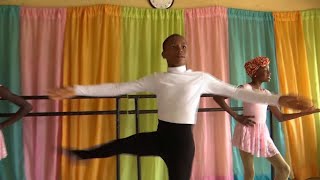 Nigeriaanse Anthony 11 viral met balletdans in de regen [upl. by Anirtek]