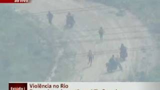 Bandidos fogem pela mata da Vila Cruzeiro no Rio de Janeiro  GLOBO NEWS [upl. by Dj914]