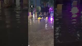 Ante las inundaciones joven aprovecha para remar en parque del centro de Torreón [upl. by Hally112]