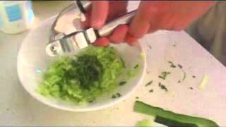 Griekse tzatziki maken [upl. by Jacey]